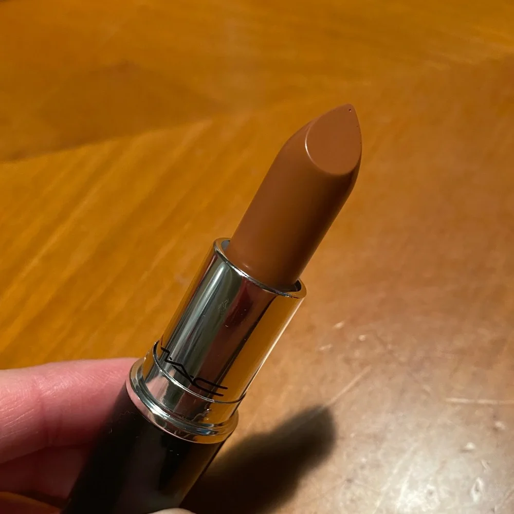 MAC Lustreglass Lipstick Femmomenom - Picture 6 of 16